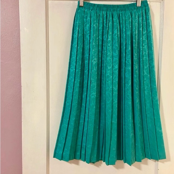 Dresses & Skirts - Women’s Vintage 80s Pleated MIDI Skirt Size M